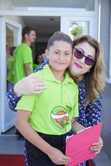 Länderdirektorin Mirela Lavric ist stolz auf die Kinder bei der Eröffnung des neuen Tageszentrums im Kosovo