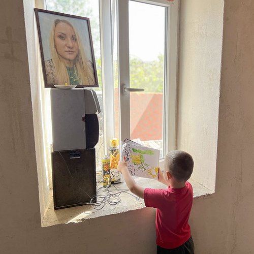 David aus Moldau vor dem Foto seiner toten Mutter